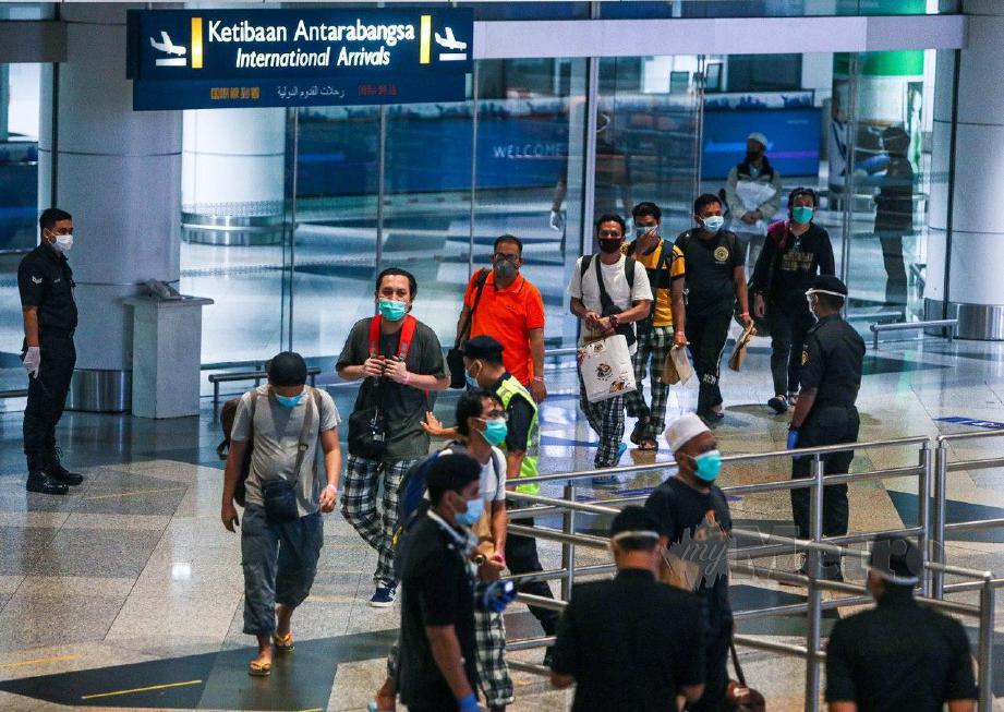  Seramai 107 orang penumpang yang terdiri daripada 62 orang jemaah tabligh, 34 orang gabungan kakitangan kedutaan Malaysia dan rakyat Malaysia yang terkandas sejak lapangan terbang India ditutup manakala baki 11 orang merupakan krew Malindo Air selamat tiba di lapangan Terbang Antarabangsa Kuala Lumpur hari ini. FOTO LUQMAN HAKIM ZUBIR