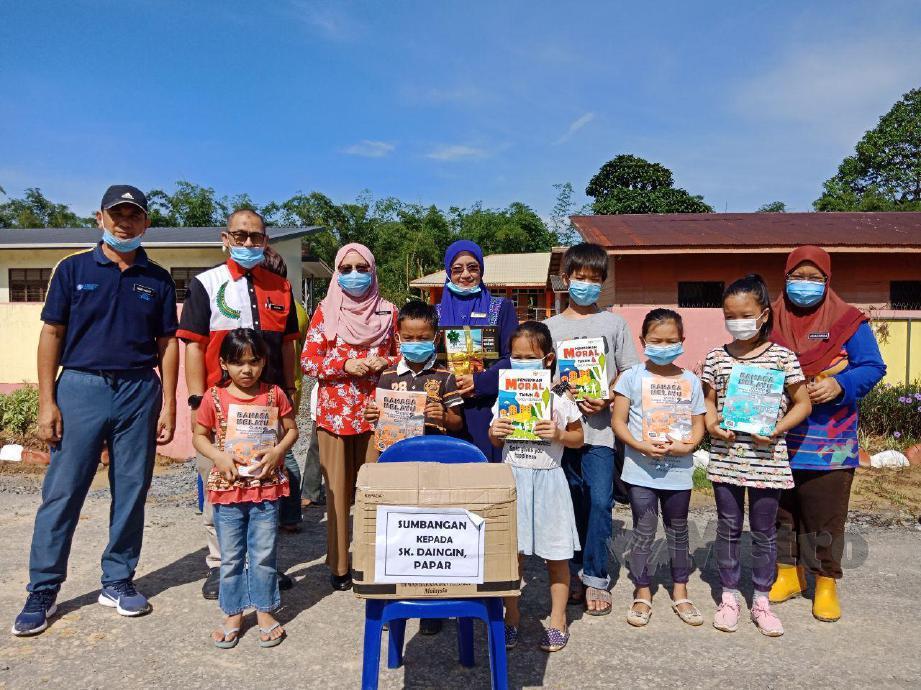 Antara murid SK Daingin yang hadir menerima sumbangan buku teks dari DBP Sabah. FOTO RAFIQAH DAHALI