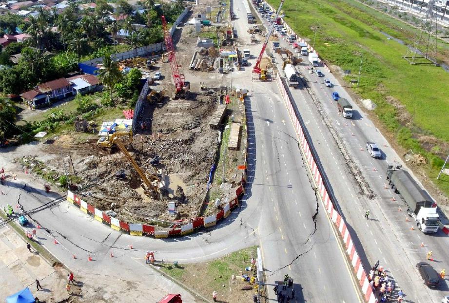  Tinjauan melalui udara kawasan jalan merekah akibat mendapan tanah berhampiran tapak pembinaan LRT 3 di Jalan Klang-Banting. FOTO MUHD ASYRAF SAWAL