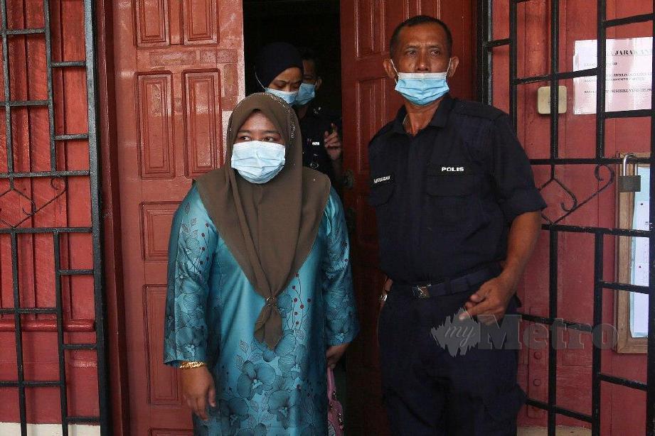 Tertuduh, Noor Aini Mohammad, 35, mengaku tidak bersalah di Mahkamah Majistret Marang hari ini atas pertuduhan mengugut mahu mencederakan jirannya menggunakan sebilah parang. FOTO GHAZALI KORI
