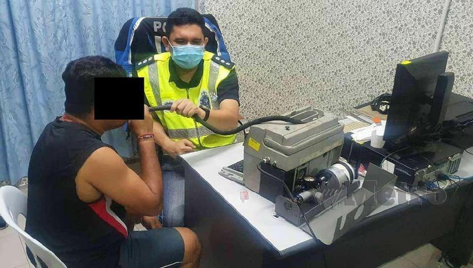 Suspek lelaki berusia 39 tahun menjalani ujian pernafasan sejurus ditahan polis trafik dalam Op Mabuk di Jalan Pantai Tengah, Langkawi. FOTO IHSAN POLIS