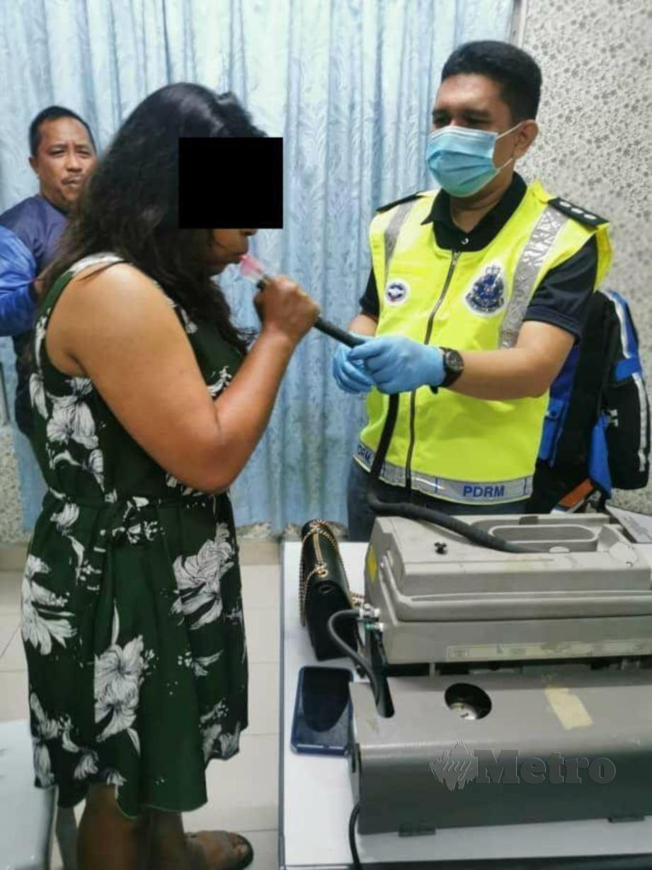 Suspek wanita berusia 28 tahun menjalani ujian pernafasan sejurus ditahan polis trafik dalam Op Mabuk di Jalan Pantai Tengah, Langkawi. FOTO IHSAN POLIS