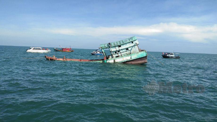 Sebuah dari tiga bot bot nelayan asing yang dirampas dan dilucuthak sedang tenggelam dalam proses pelupusan untuk dijadikan tukun tiruan di perairan Kuala Besar, di sini, hari ini. FOTO SITI ROHANA IDRIS