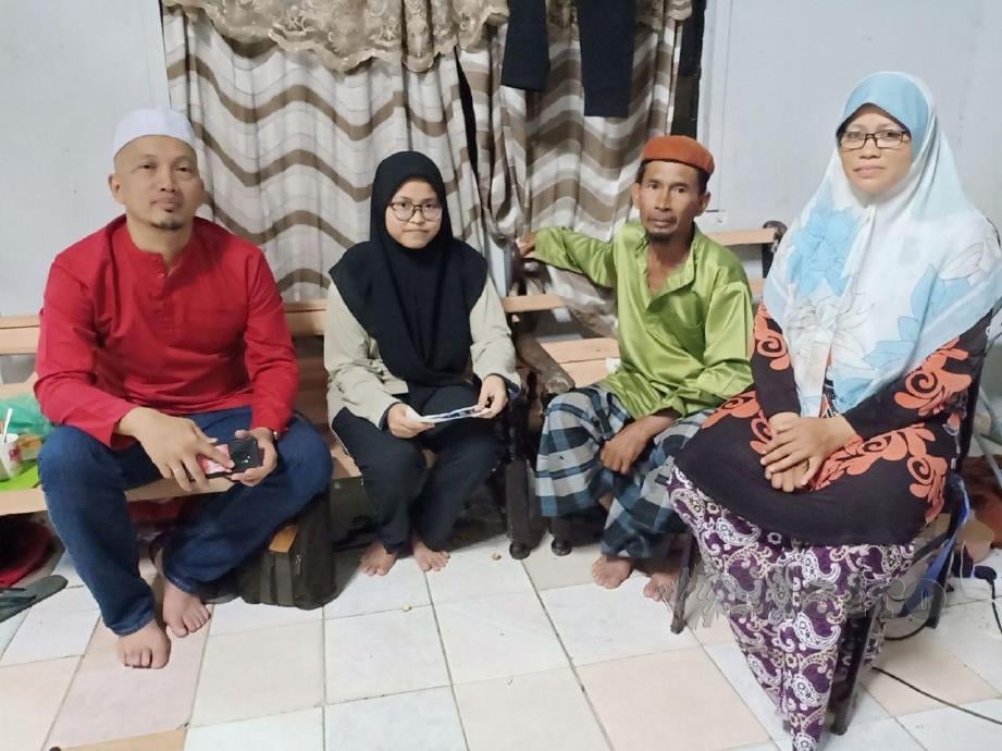 Ketua UMNO Kuala Nerus, Apli Yusoff beramah mesra dengan Nu'aim  dan keluarganya di Program Cakna UMNO Bahagian Kuala Nerus di rumahnya dekat Kampung Gong Kijang. FOTO AHMAD RABIUL ZULKIFLI