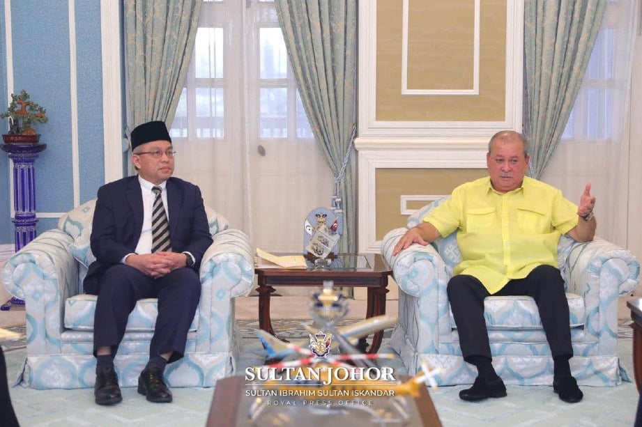 Sultan Johor, Sultan Ibrahim Iskandar berkenan menerima mengadap Menteri Kesihatan, Datuk Seri Dr Adham Baba, di Istana Pasir Pelangi, hari ini. FOTO IHSAN ROYAL PRESS OFFICE