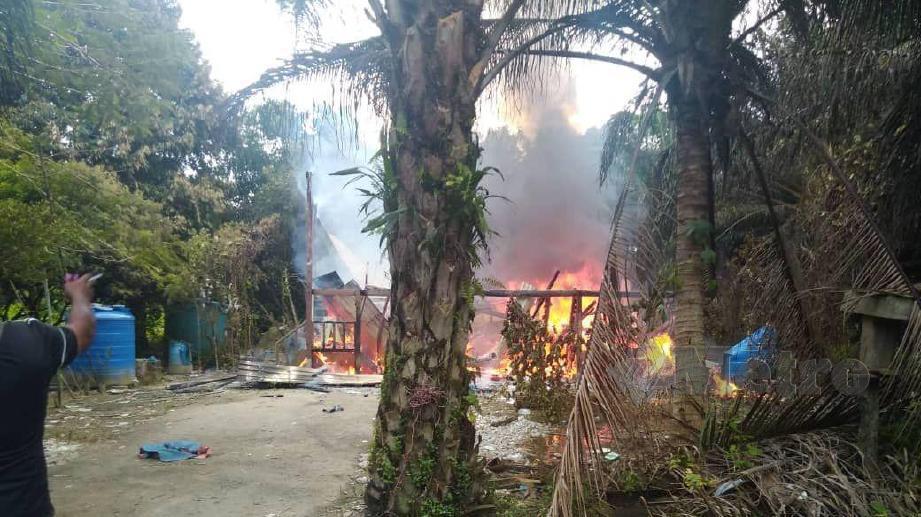 Kebakaran yang memusnahkan satu unit kediaman Aba Othman sekeluarga di Kampung Labau Kelulit, pagi tadi. FOTO ERIKA GEORGE