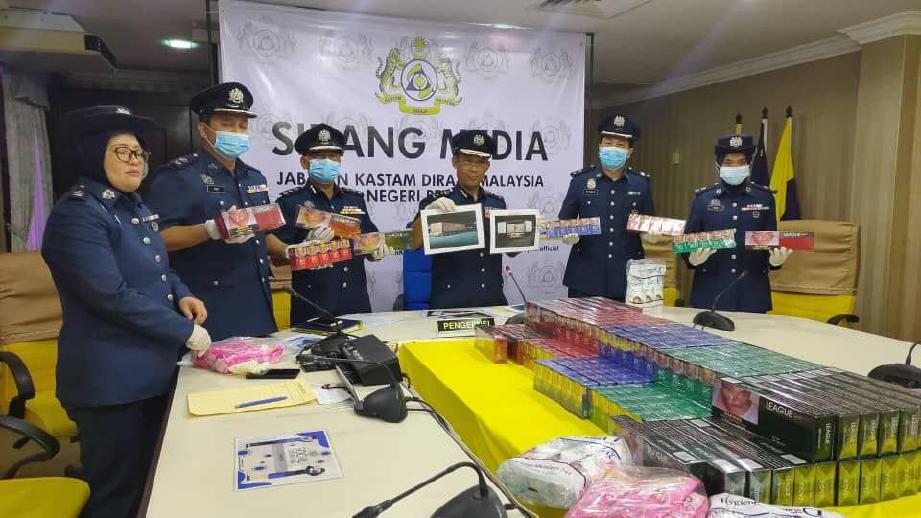  Jabatan Kastam Diraja Malaysia (JKDM) merampas 8.3 juta rokok yang bernilai RM1.58 juta dengan nilaian cukai sebanyak RM5.64 juta yang dimuatkan dalam sebuah lori berkontena di Lebuhraya Utara Selatan dekat Bukit Kayu Hitam, Kedah pada 21 Julai lalu. FOTO Ihsan JKDM