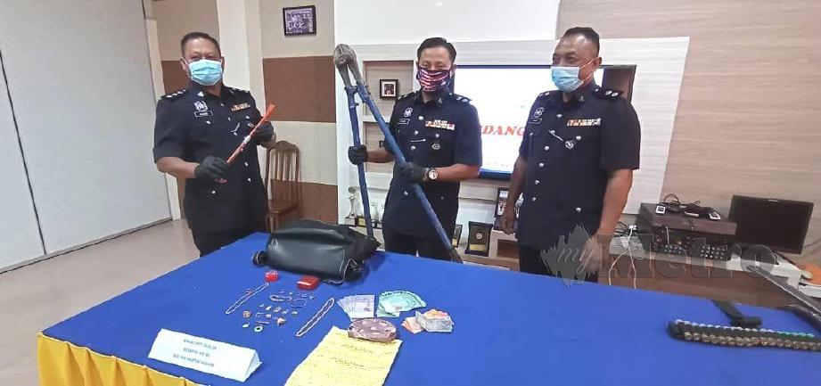 Mohd Khairiel Mohd Arif (tengah) menunjukkan peralatan pecah rumah yang dirampas daripada suspek  dalam sidang media di IPD Jempol.