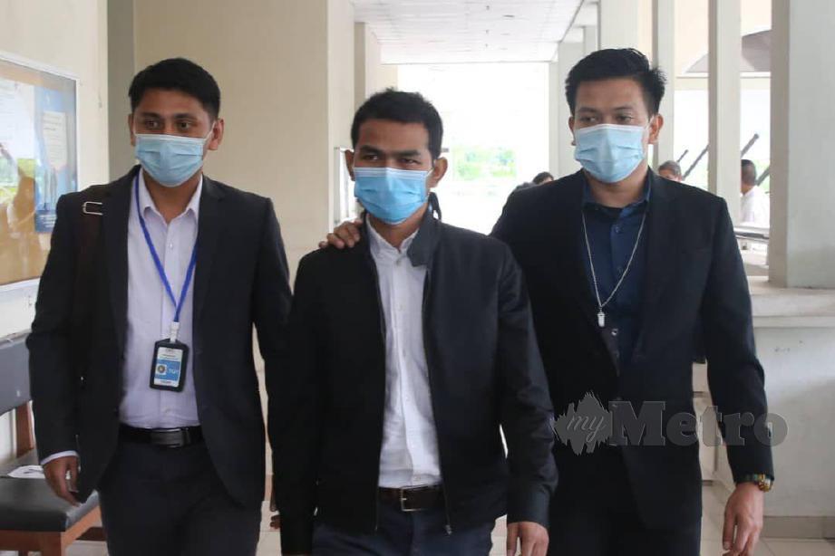  Tertuduh, Mohd Amin Muhammad N Hushaimi (tengah) dibawa ke Mahkamah Sesyen Seremban bagi tuduhan menerima suapan berjumlah RM72,200. FOTO MOHD AMIN JALIL