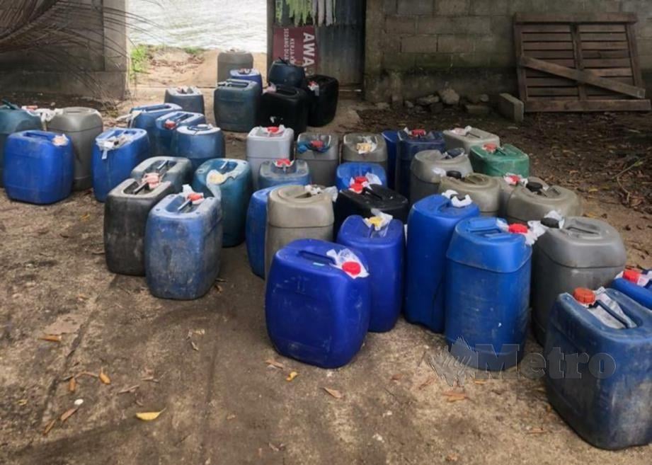 Sebanyak 37 tong yang mengandungi petrol bernilai RM1,864.80 dirampas anggota Batalion 9 PGA di tebing Sungai Golok, pagi tadi. FOTO IHSAN PGA