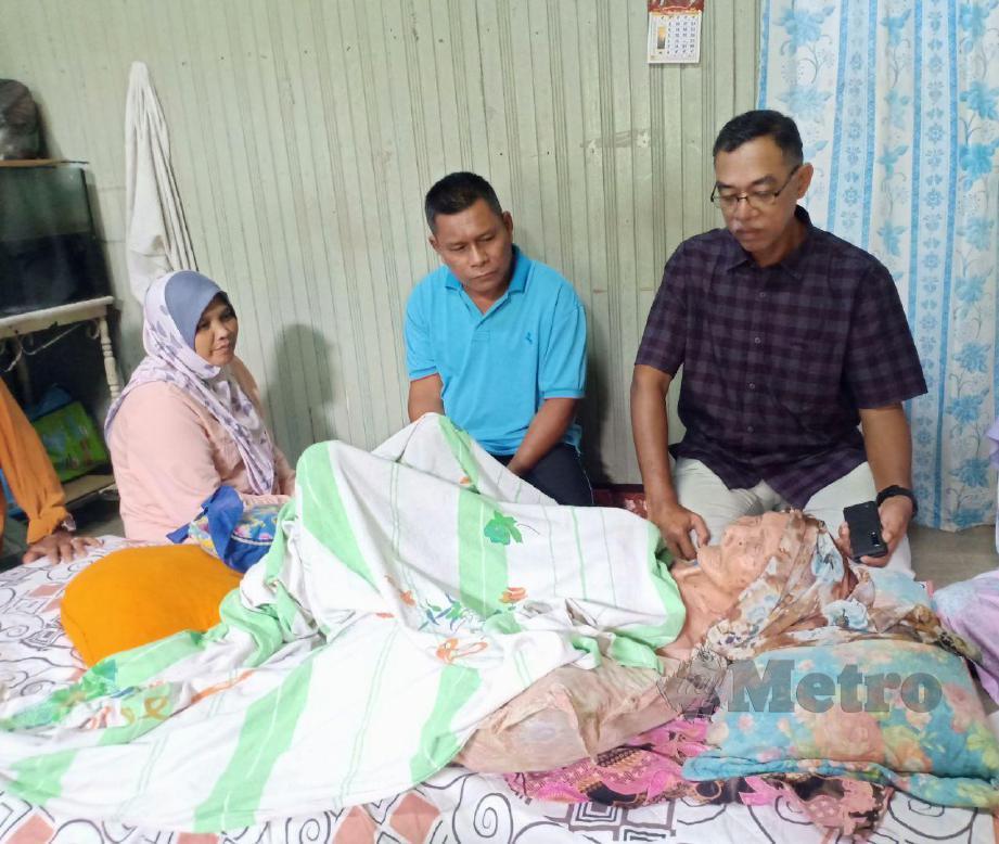 NORASIAH (kiri) bersama suami, Abdul Manan bercerita mengenai ibunya, Gayah yang terlantar sakit tua kepada Ahli Parlimen Hulu Terengganu, Datuk Rosol Wahid yang datang melawatnya. FOTO Ahmad Rabiul Zulkifli