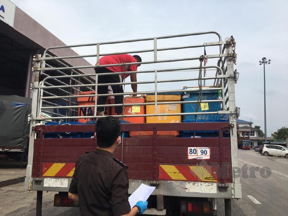 Anggota MAQIS sedang memeriksa salah sebuah lori yang membawa bekalan ikan dari negara jiran, Thailand dalam operasi di ICQS Rantau Panjang, di sini, semalam. FOTO IHSAN MAQIS