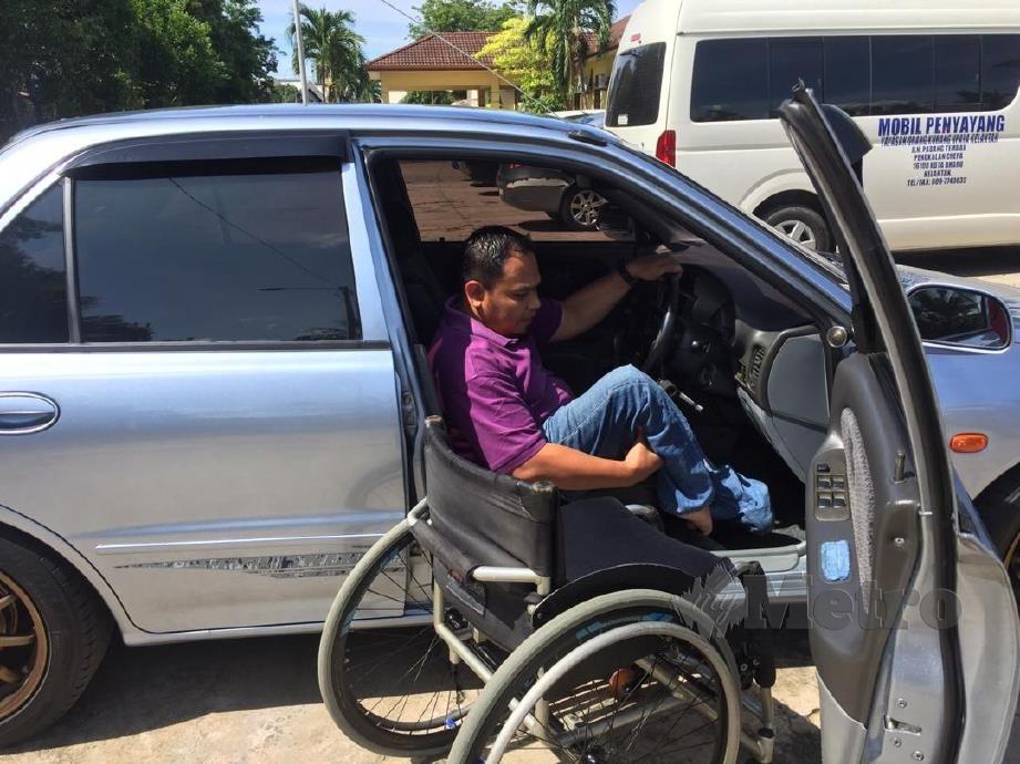 Khairul Anuar memandu sendiri kereta yang diubah suai dan dibeli hasil titik peluhnya sendiri. FOTO SYAHERAH MUSTAFA