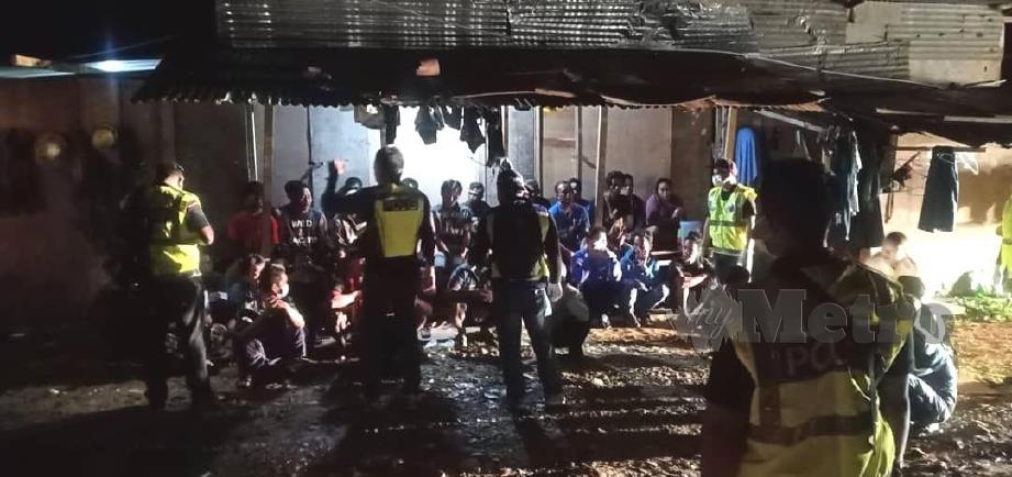 Pihak berkuasa menjalankan pemeriksaan dikediaman warga asing dalam op bersepadu disekitar Jempol malam tadi. FOTO ABNOR HAMIZAM ABD MANAP
