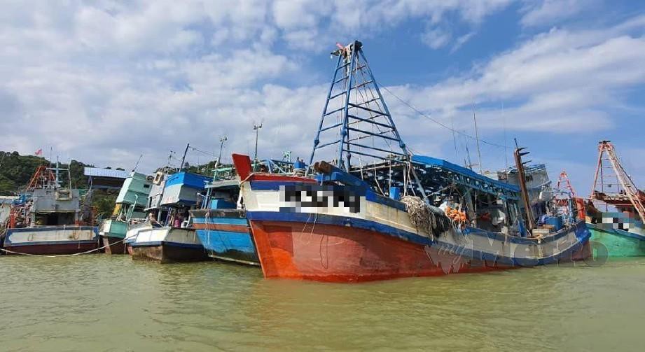 Sebahagian bot nelayan Vietnam yang ditahan dalam Ops Kuda Laut. FOTO ROSLI ILHAM