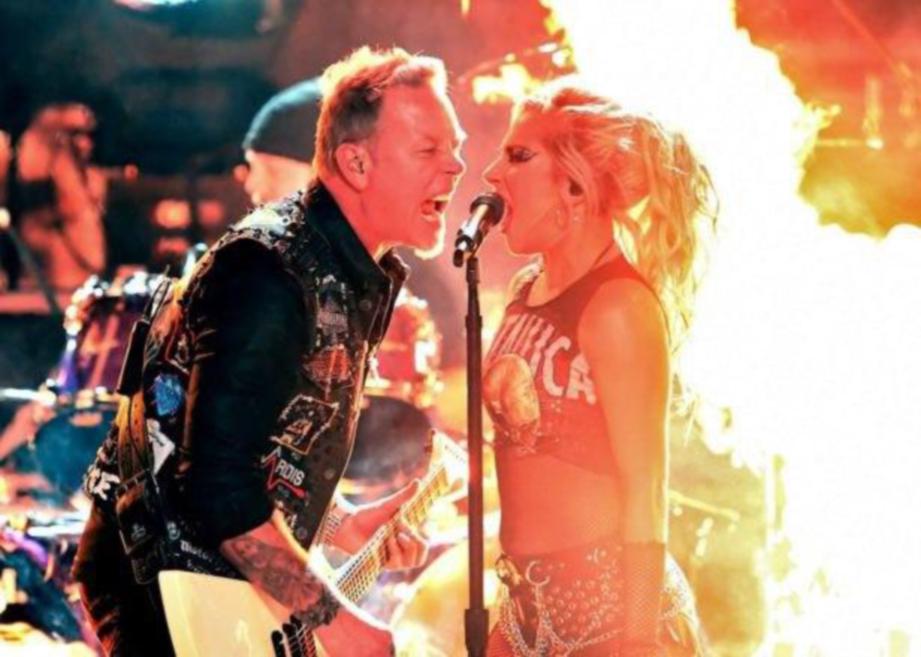 AKIBAT kesilapan kru pentas, Hetfield terpaksa berkongsi mikrofon dengan Lady Gaga ketika Grammy Awards 2017 lalu.