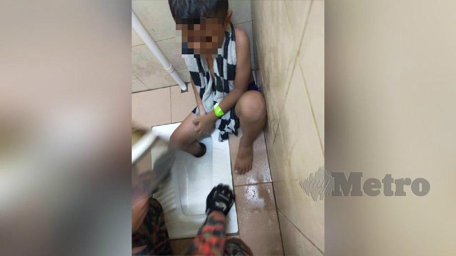 BOMBA menyelamatkan kaki kanak-kanak lelaki yang tersepit dalam mangkuk tandas awam. FOTO Ihsan Bomba