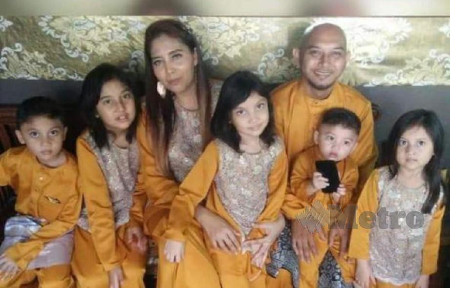 Foto Allahyarham Zunira bersama suami dan lima anak mereka.
