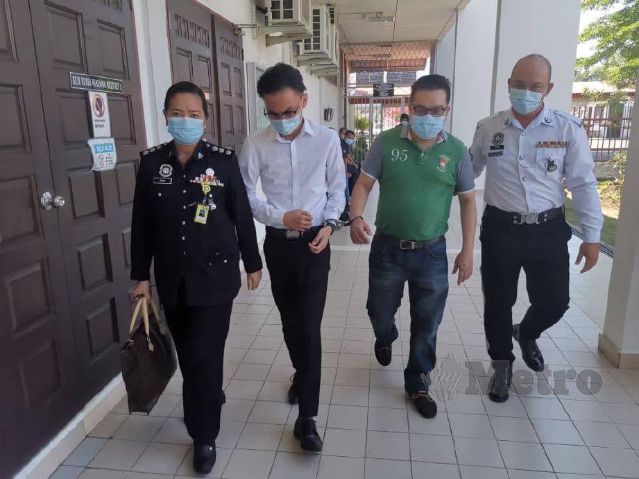 Kedua-kedua tertuduh, Jason Chin Carreon, 23, (dua dari kiri) dan Yong Kee Vun, 50, (dua dari kanan) diiring pegawai dan anggota polis trafik sebaik dijatuhkan hukukan denda dan penjara oleh Mahkamah Majistret Tawau, hari ini. FOTO Abdul Rahemang Taiming.