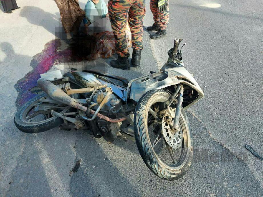 Mangsa disahkan meninggal dunia ditempat kejadian dalam kemalangan terbabit di Jalan Besar Sungai Tongkang, Rengit, Batu Pahat hari ini. FOTO Ihsan Bomba