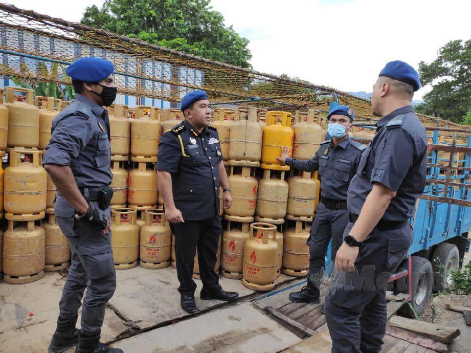 Penguatkuasa KPDNHEP ketika sedang membuat pemeriksaan ke atas sebuah premis yang memindahkan gas LPG bersubsidi ke dalam tong LPG industri di jalan Tampin - Senawang, Seremban. FOTO Ihsan KPDNHEP