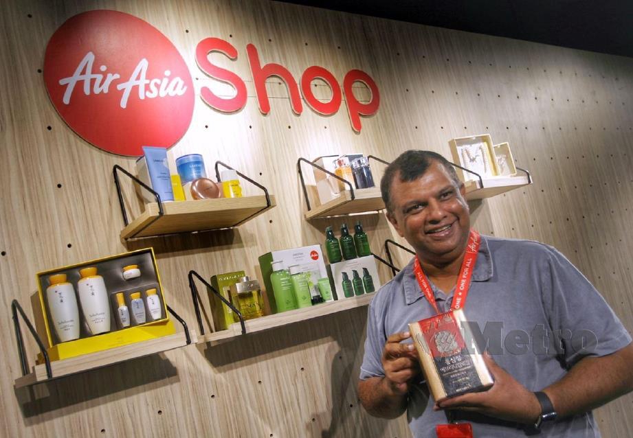 Tony Fernandes menunjukan sebahagian barangan bebas cukai di AirAsia Shop. FOTO MOHD YUSNI ARIFFIN