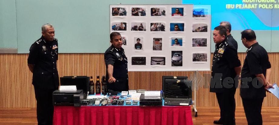 Ketua Polis Johor, Datuk Ayob Khan Mydin Pitchay menunjukkan gambar suspek serta barang barang yang dirampas selepas polis Johor yang berjaya menumpaskan kes sindiket Ah Long dalam operasi yang di jalankan di sekitar Johor Bahru, Batu Pahat dan Kuala Lumpur ketika mengadakan sidang media di Ibu Pejabat Polis Kontijen Johor. FOTO ZAIN AHMED