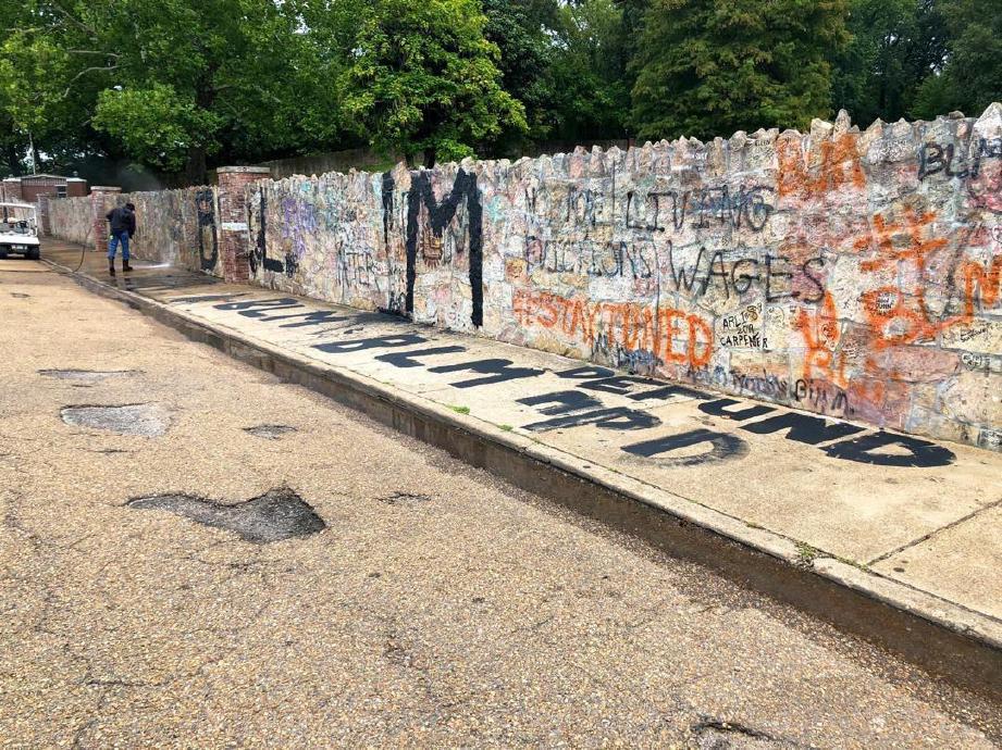 KESAN vandalisme di rumah agam Graceland.