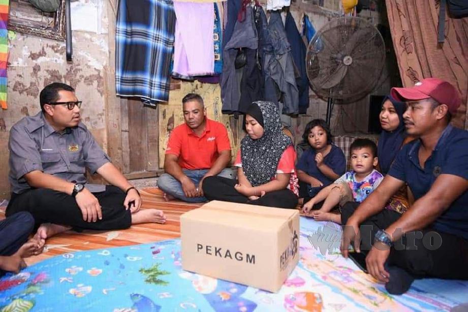 Mohd Syahbuddin (kiri) berbincang dengan Azime dan isteri. 2-Mohd Syahbuddin, (kiri) berbincang dengan Azime dan isteri serta anak mereka mengenai kediaman rumah usang yang didiaminya sambil menghulur keperluan makanan. 