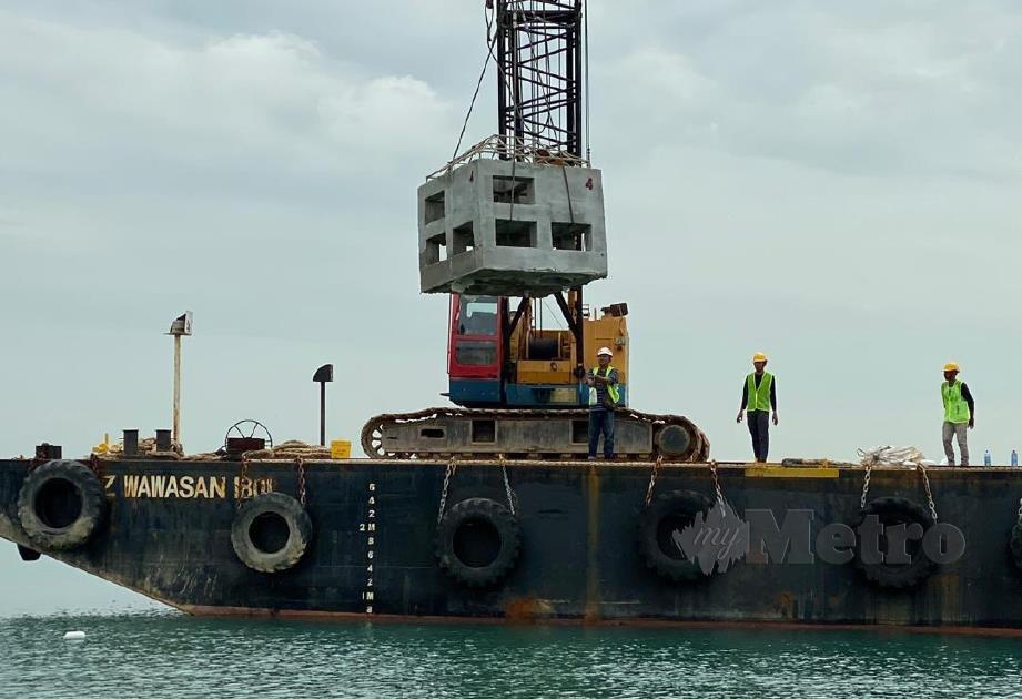 Jabatan Perikanan Negeri Sembilan melabuhkan 25 buah tukun tiruan di perairan Port Dickson tahun lalu dan diteruskan buat tahun ini. 