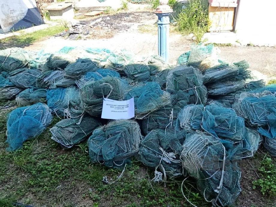Jabatan Perikanan Perak merampas 162 unit peralatan bubu naga bernilai RM16,200 dalam operasi di sekitar perairan Perak, semalam. FOTO IHSAN JABATAN PERIKANAN