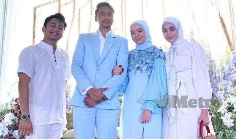 Uyaina dan Raja Syahiran hadir berpakaian warna sedondon ketika majlis persandingan Mira Filzah dan suami, Wan Emir, baru-baru ini.