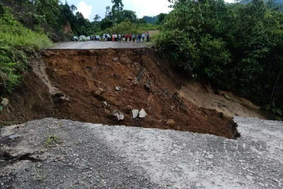  Jalan utama ke Ulu Baram runtuh petang semalam. FOTO MELVIN JONI