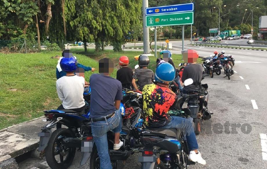 ANTARA mat rempit yang ditahan selepas didapati melakukan aksi berbahaya di sepanjang Kilometer 212 hingga Kilometer 217 Lebuhraya PLUS arah utara berhampiran Alor Gajah, Melaka, semalam.