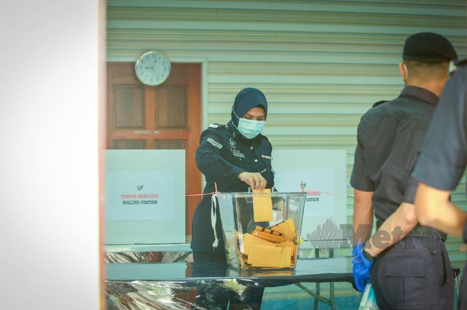 Kelihatan anggota polis keluar membuang undi pada tinjauan pengundian awal Ibu Pejabat Kontinjen Sabah sempena PRN Sabah 2020. FOTO ASWADI ALIAS.
