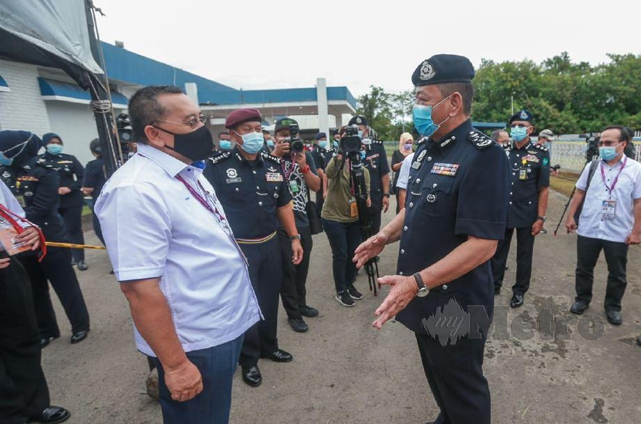 Ketua Polis Negara, Tan Sri Abdul Hamid Bador (tengah) bersama Hazani Ghazali (dua kanan) beramah mesra ketika tinjauan pengundian awal Ibu Pejabat Kontinjen Sabah sempena PRN Sabah 2020. FOTO ASWADI ALIAS