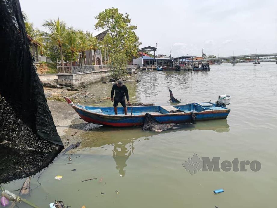 Mayat mangsa ditemui tersangkut pada sangkar ikan di Perairan Kuala Kurau. FOTO IHSAN PEMBACA