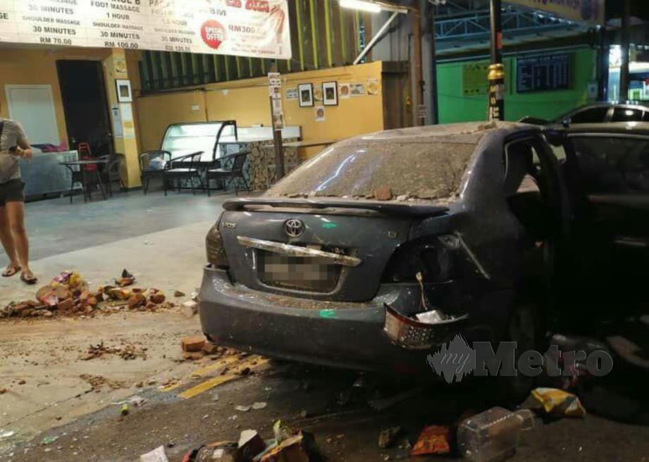 Seorang lelaki parah selepas kereta dipandunya terbabas sebelum merempuh sebuah kedai serbaneka 24 jam di Jalan Abdullah Tahir, awal pagi tadi. FOTO IHSAN POLIS
