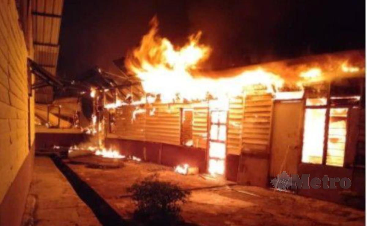 Kejadian kebakaran yang memusnah 7 buah rumah di Kampung Asam Kumbang, Benut Laut, Pontian.