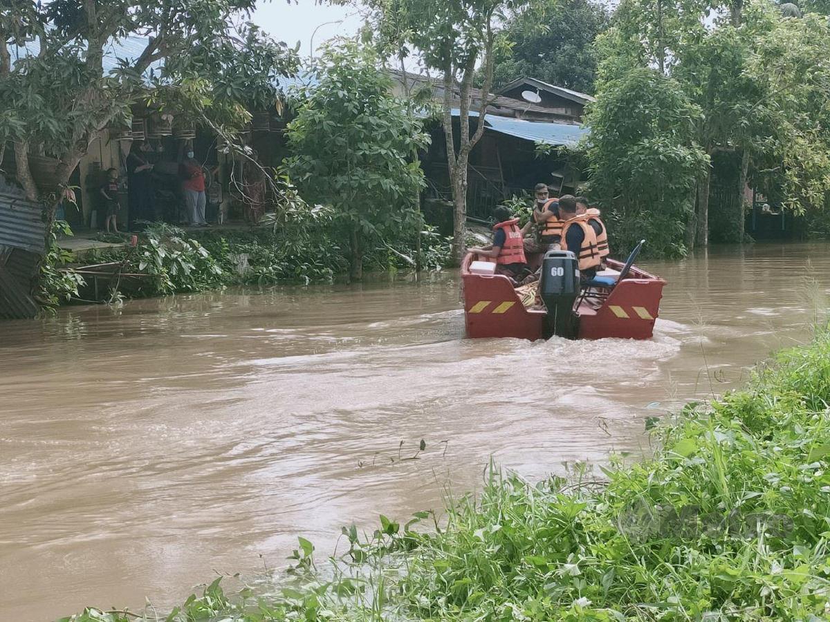 Operasi mencari dan menyelamat warga emas, Ismail Awang, 83, dilakukan di Sungai Langgar. FOTO ZULIATY ZULKIFFLI