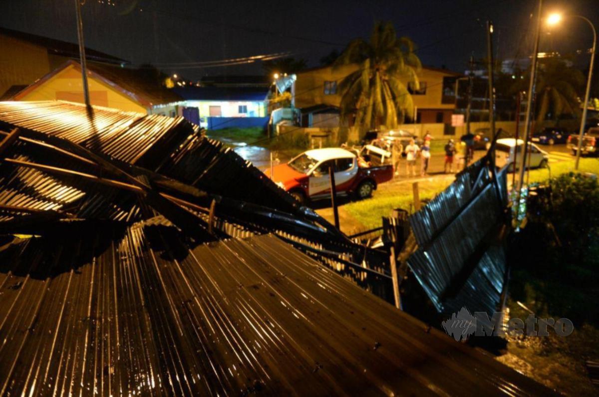 Bumbung Pasar Pagi Putatan runtuh akibat angin kencang. FOTO JUWAN RIDUAN
