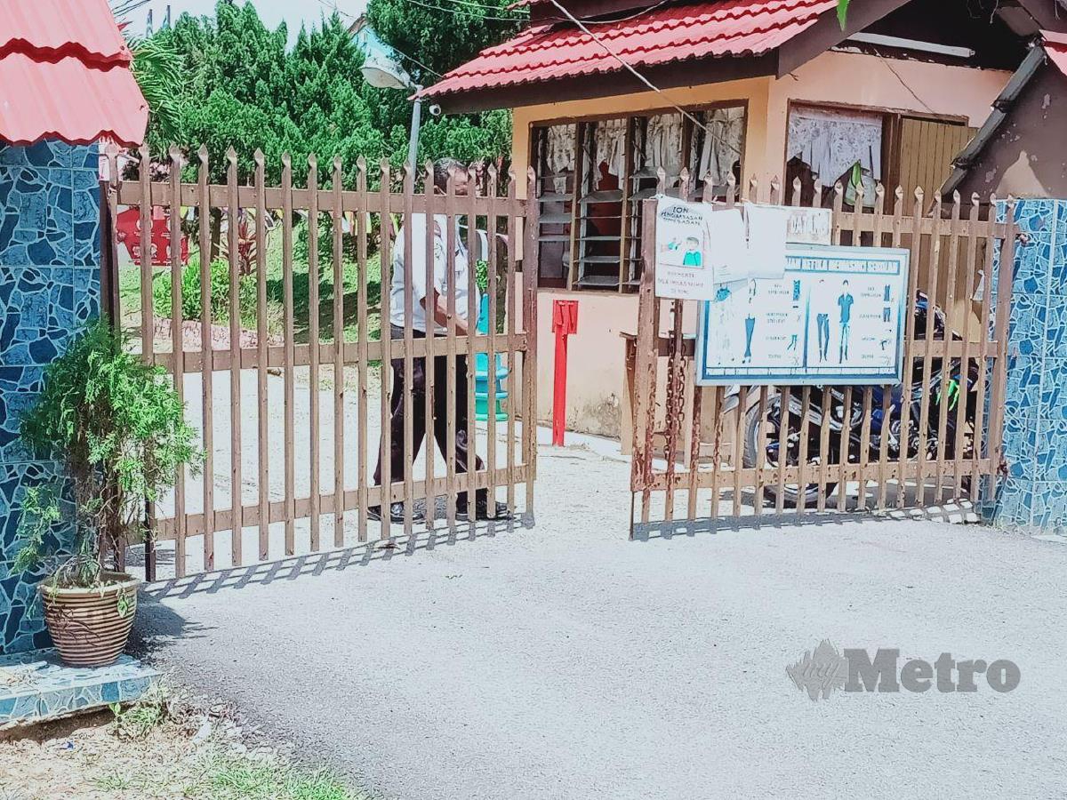 SMK Simpang Bekoh ditutup tujuh hari bagi membolehkan kerja pembersihan dan disinfeksi dijalankan. FOTO AMIR MAMAT