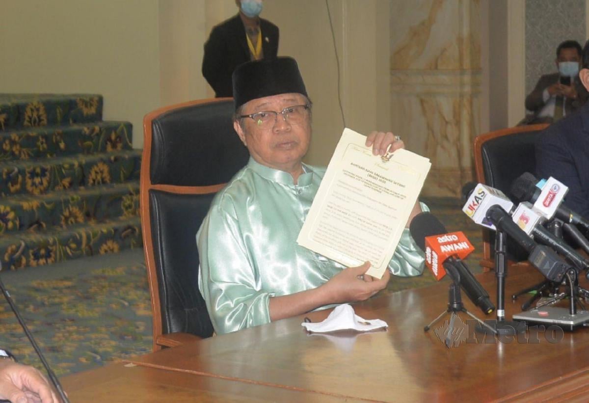 Datuk Patinggi Abang Johari menunjukkan senarai tujuh inisiatif pakej BKSS 4.0 yang dilaksanakan di Sarawak hingga Disember ini. FOTO IHSAN JABATAN PENERBANGAN