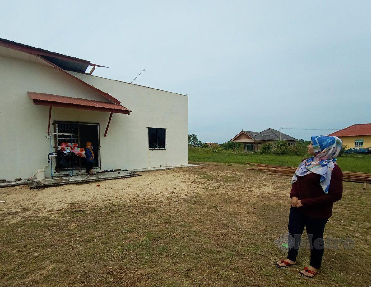 WAN Nur Shahirah Aishah menunjukkan bumbung rumahnya rosak akibat ribut semalam. FOTO Nurul Fatihah Sulaini