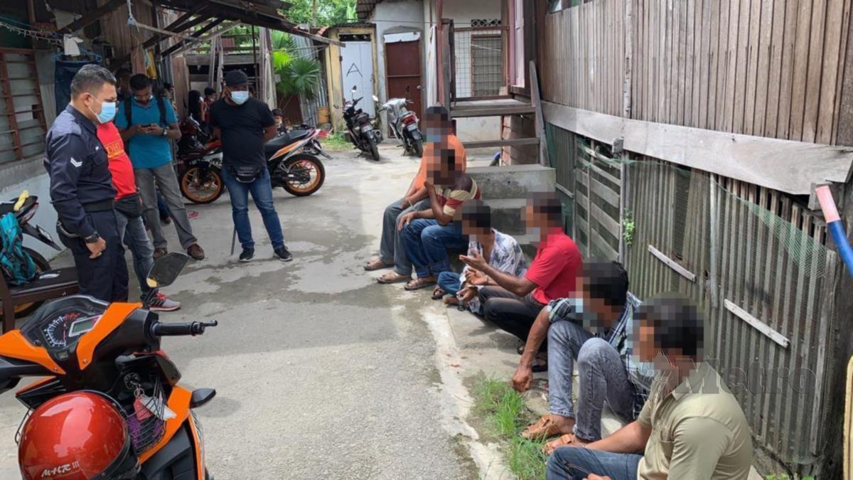 Polis menahan enam lelaki warga Myanmar selepas tercetus insiden pergaduhan antara mereka di hadapan sebuah rumah dekat Kampung Bagan Dalam, Butterworth. FOTO Ihsan PDRM