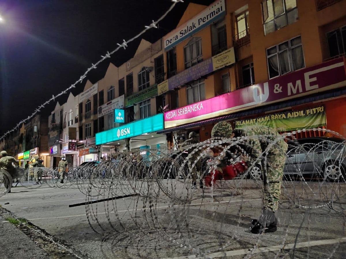 Tentera memasang kawat duri sempena PKPD di kawasan perniagaan Bandar Baru Salak Tinggi  bermula tengah malam ini. FOTO SAMADI AHMAD