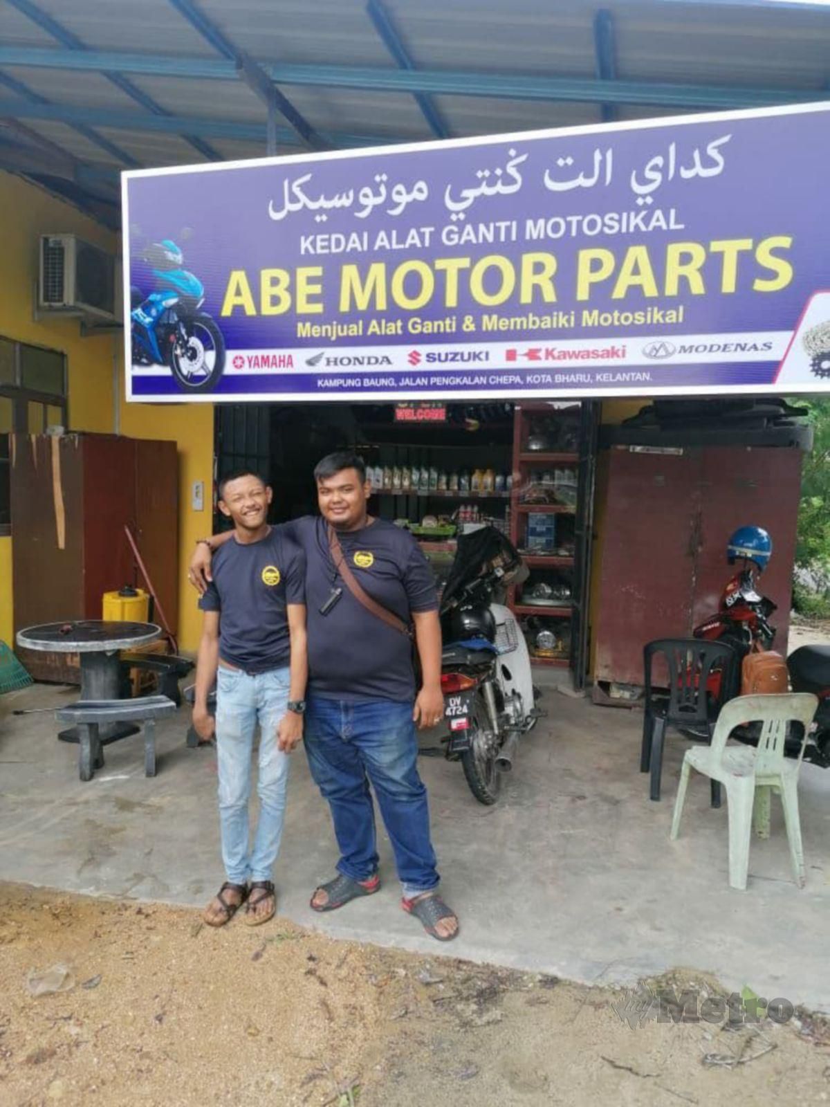 MUHAMMAD Faris Rahimi menguruskan kedai alat ganti motosikal bersama abangnya, Muhammad Faris Aiman yang juga OKU saraf. FOTO Ihsan Muhammad Faris Rahimi Mat Faizal