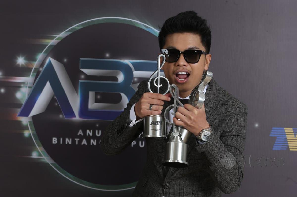 Haqiem Rusli dinobatkan sebagai Bintang Paling Popular Anugerah Bintang Popular Berita Harian (ABPBH) ke-33 pada malam kemuncak di Axiata Arena, Bukit Jalil. 