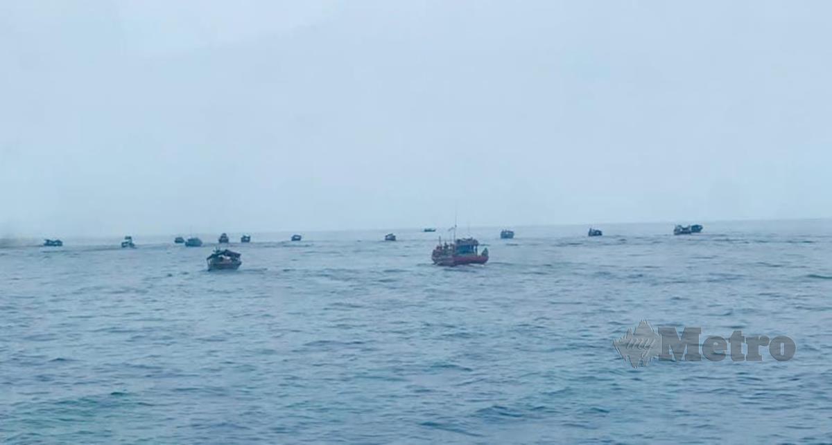 Agensi Penguatkuasaan Maritim Malaysia (APMM) mengusir 40 bot nelayan Indonesia yang menceroboh perairan Pulau Jarak, Lumut. FOTO IHSAN APMM.