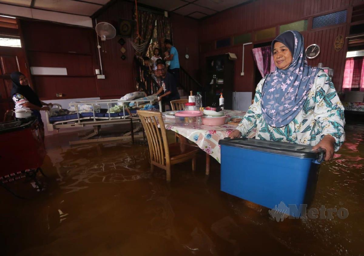 Md Som bimbang banjir termenung di kediamannya di Kampung Belimbing Dalam, Durian Tunggal dekat Alor Gajah. FOTO HASAN OMAR